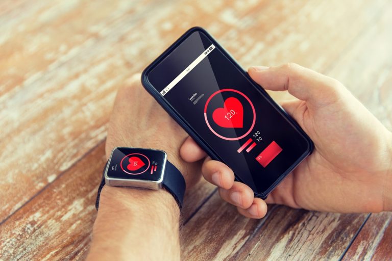 The-Role-of-Wearable-Devices-in-Monitoring-Health-Outcomes-Across-Socioeconomic-Groups_AdobeStock