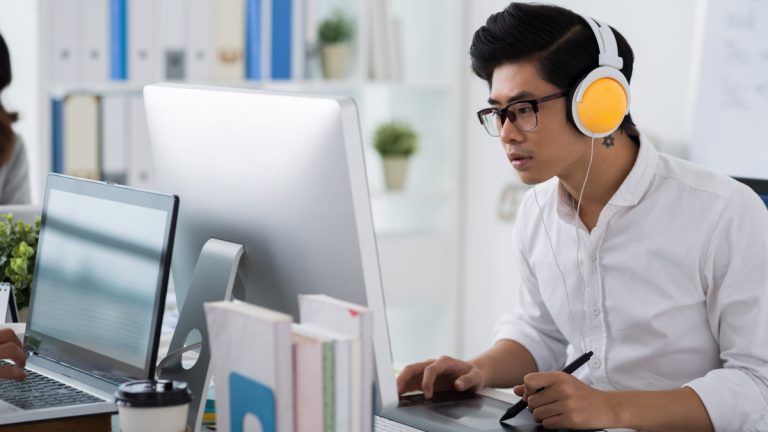 086735000_1605241936-Mendengarkan-Musik-Saat-Bekerja-Apa-Saja-Manfaatnya-shutterstock_334729559